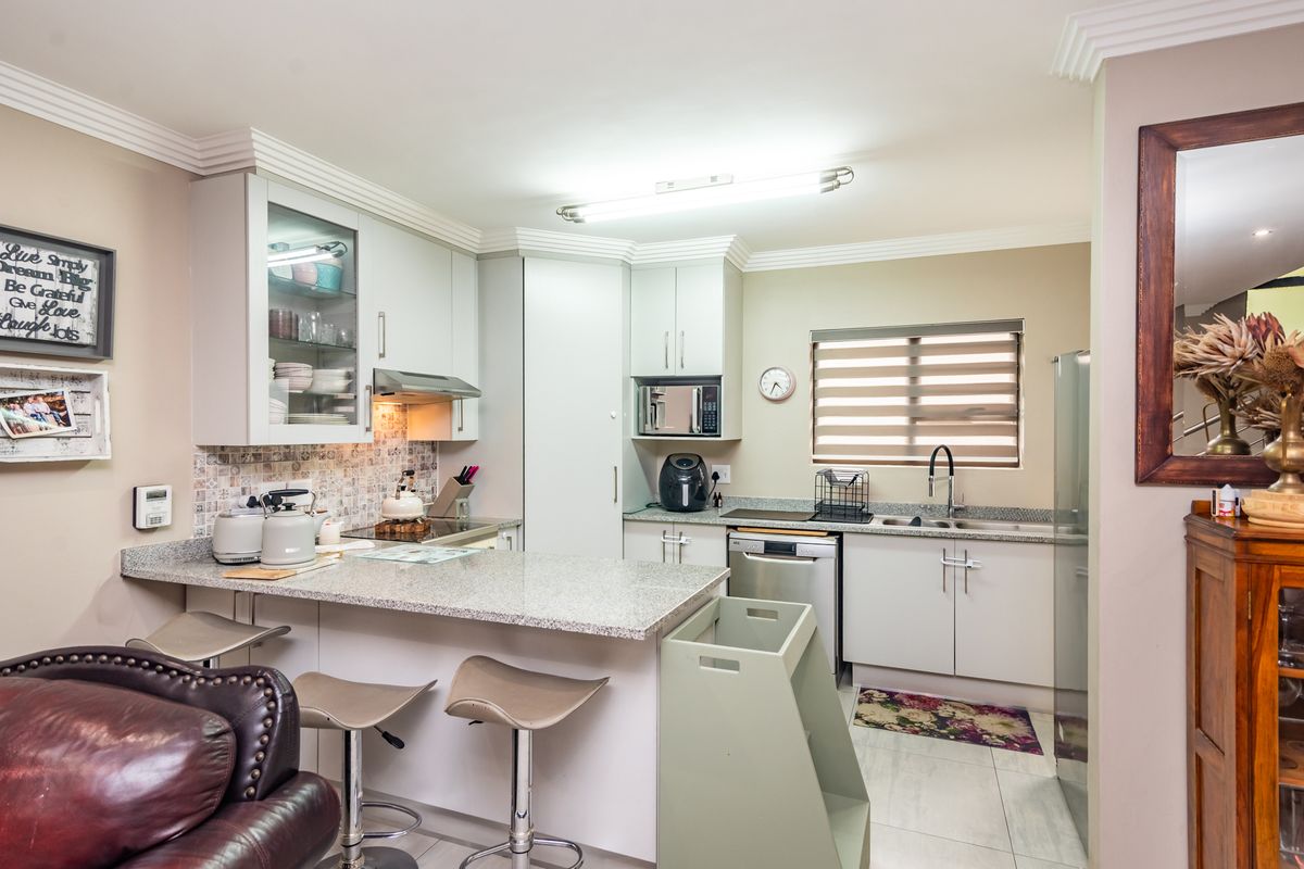 Beautiful 3 Bedroom 2 Bathroom Cluster For Sale in Monument. - NON Distressed Auction - Photo 4