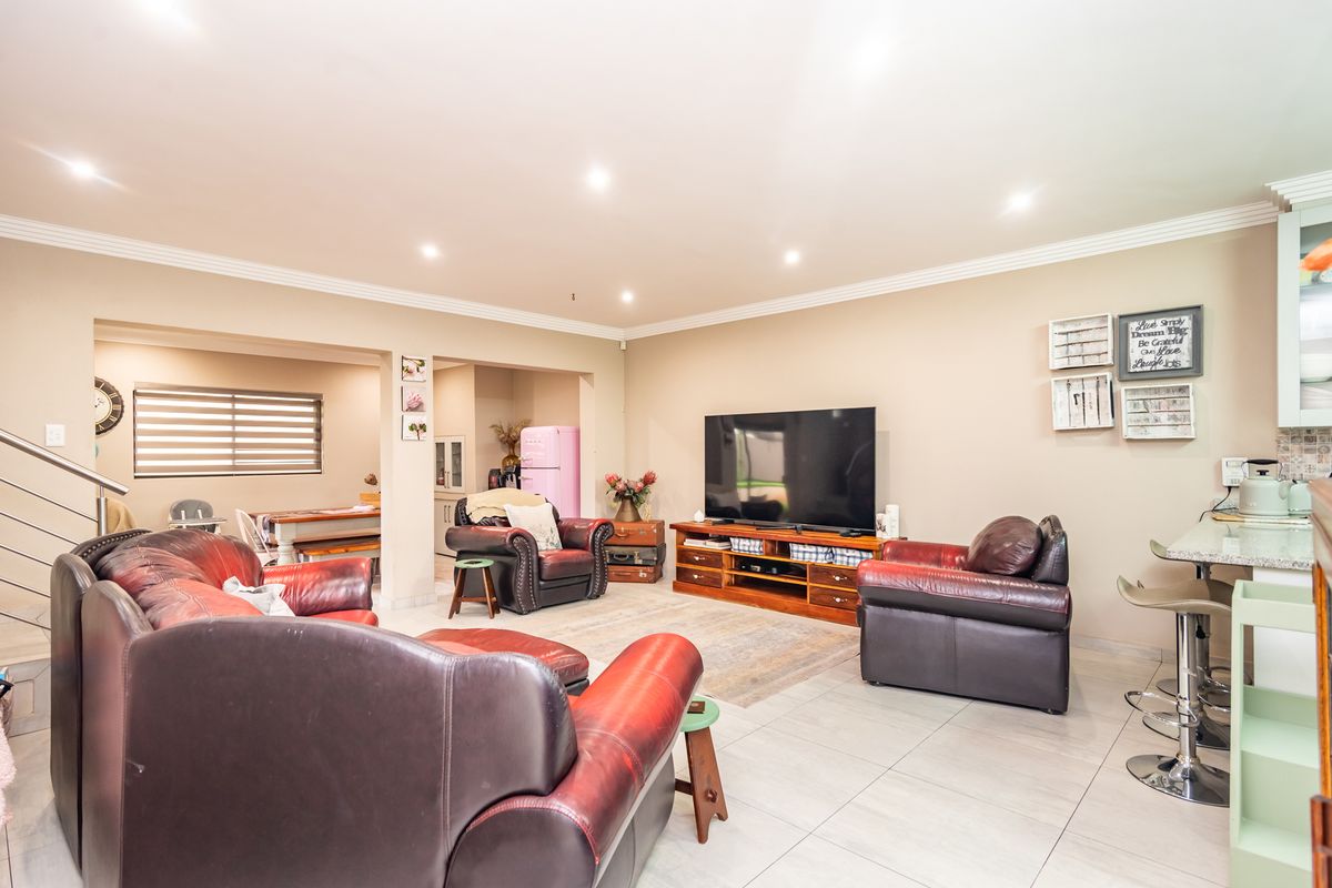 Beautiful 3 Bedroom 2 Bathroom Cluster For Sale in Monument. - NON Distressed Auction - Photo 2