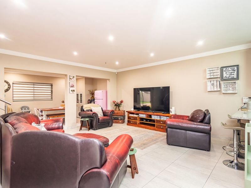 Beautiful 3 Bedroom 2 Bathroom Cluster For Sale in Monument. - NON Distressed Auction - Photo 2
