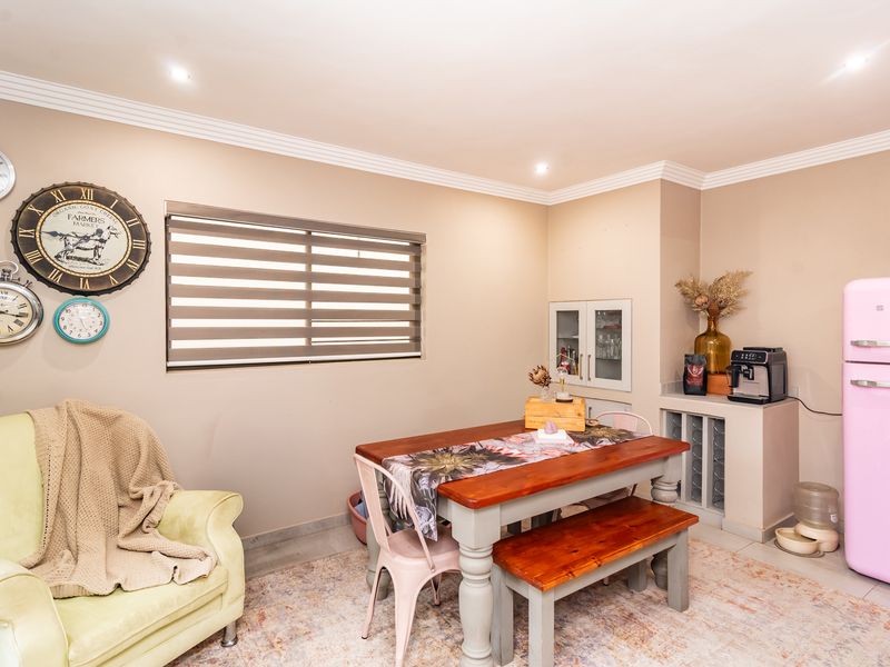 Beautiful 3 Bedroom 2 Bathroom Cluster For Sale in Monument. - NON Distressed Auction - Photo 8