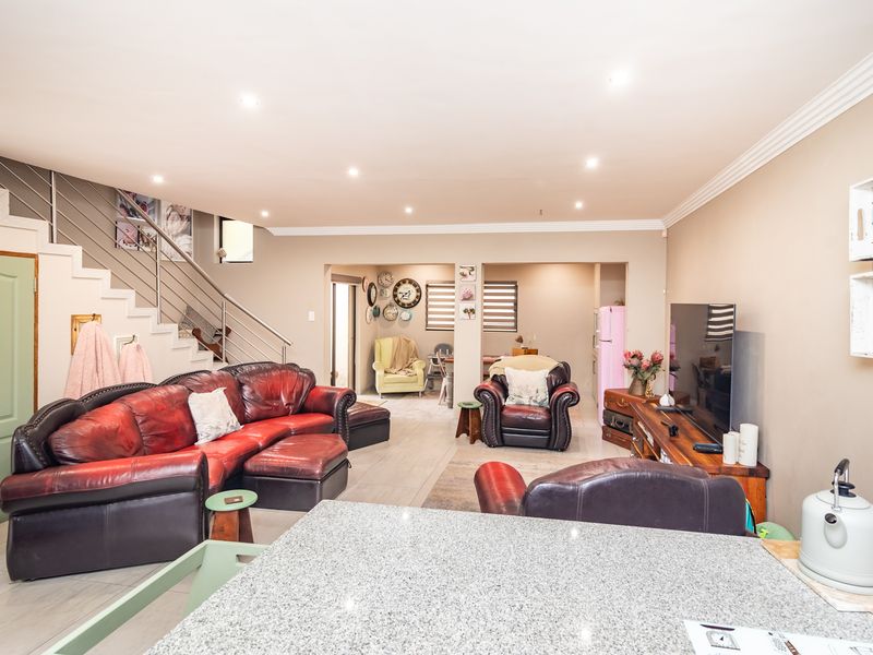 Beautiful 3 Bedroom 2 Bathroom Cluster For Sale in Monument. - NON Distressed Auction - Photo 7