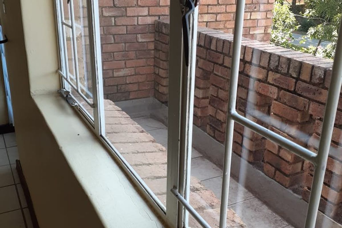 Charming 2-Bedroom Apartment in Secure Amandasig Complex - Photo 4