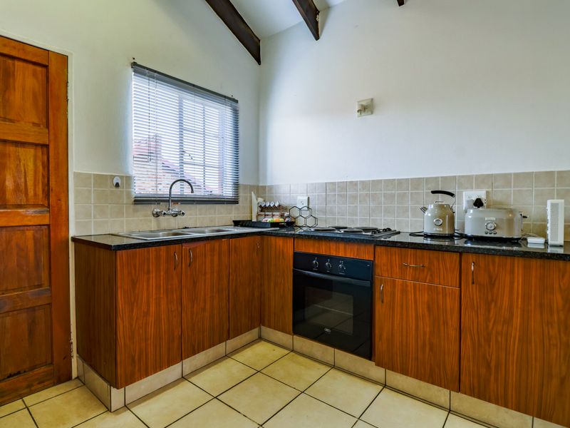 Bidding to start from R 750 000 !! Live Auction! 2 Bedroom simplex in Estate - Photo 3