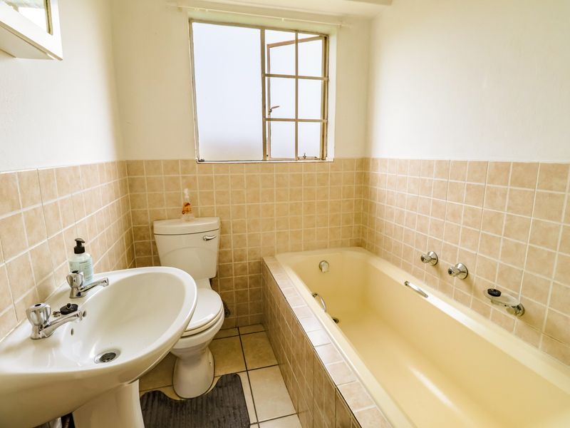 Bidding to start from R 750 000 !! Live Auction! 2 Bedroom simplex in Estate - Photo 10