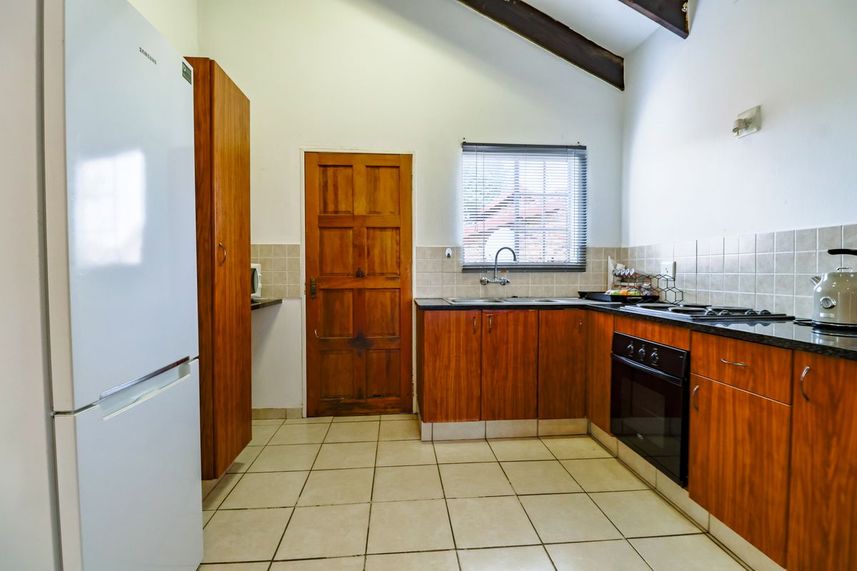 Bidding to start from R 750 000 !! Live Auction! 2 Bedroom simplex in Estate - Photo 4