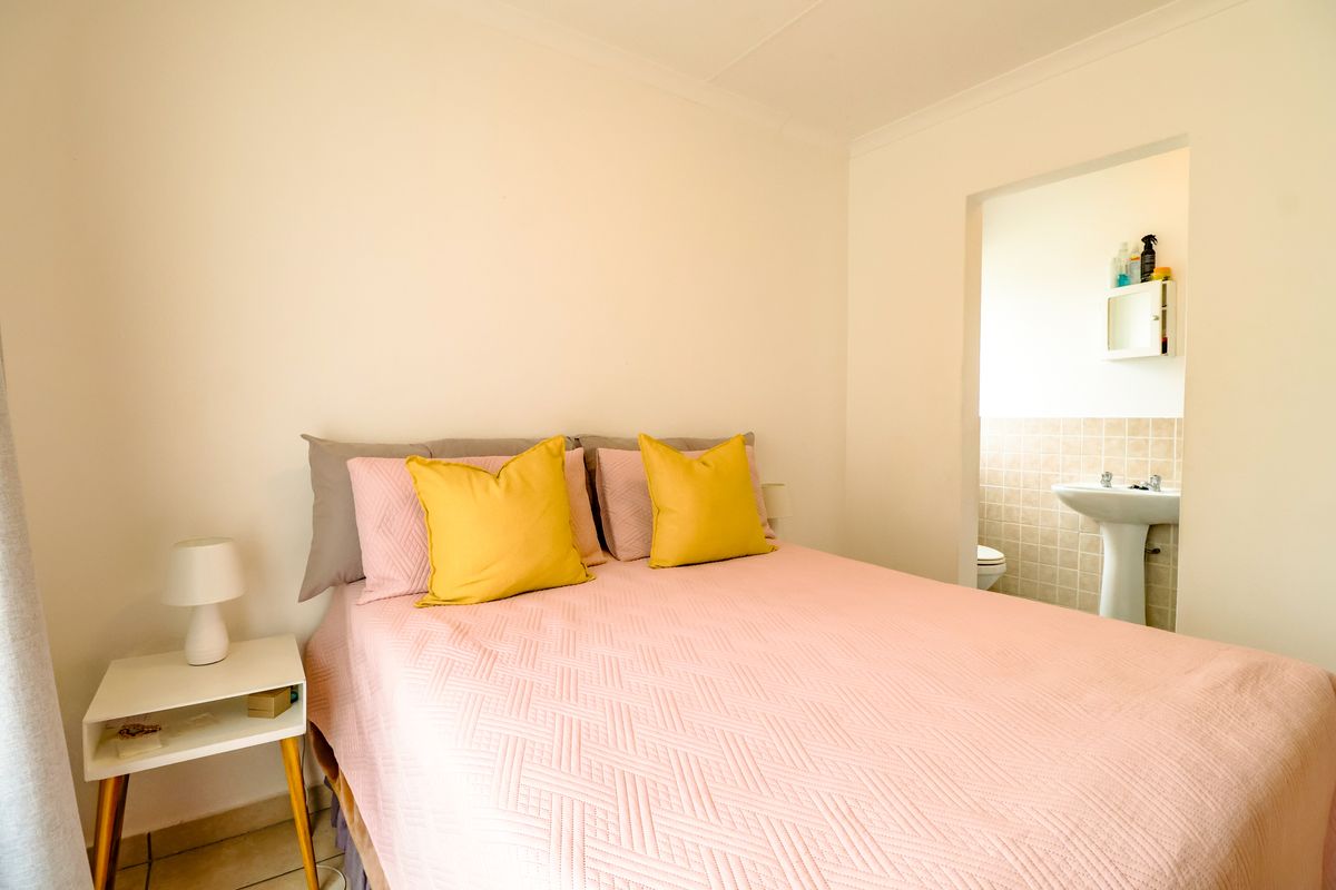 Bidding to start from R 750 000 !! Live Auction! 2 Bedroom simplex in Estate - Photo 5