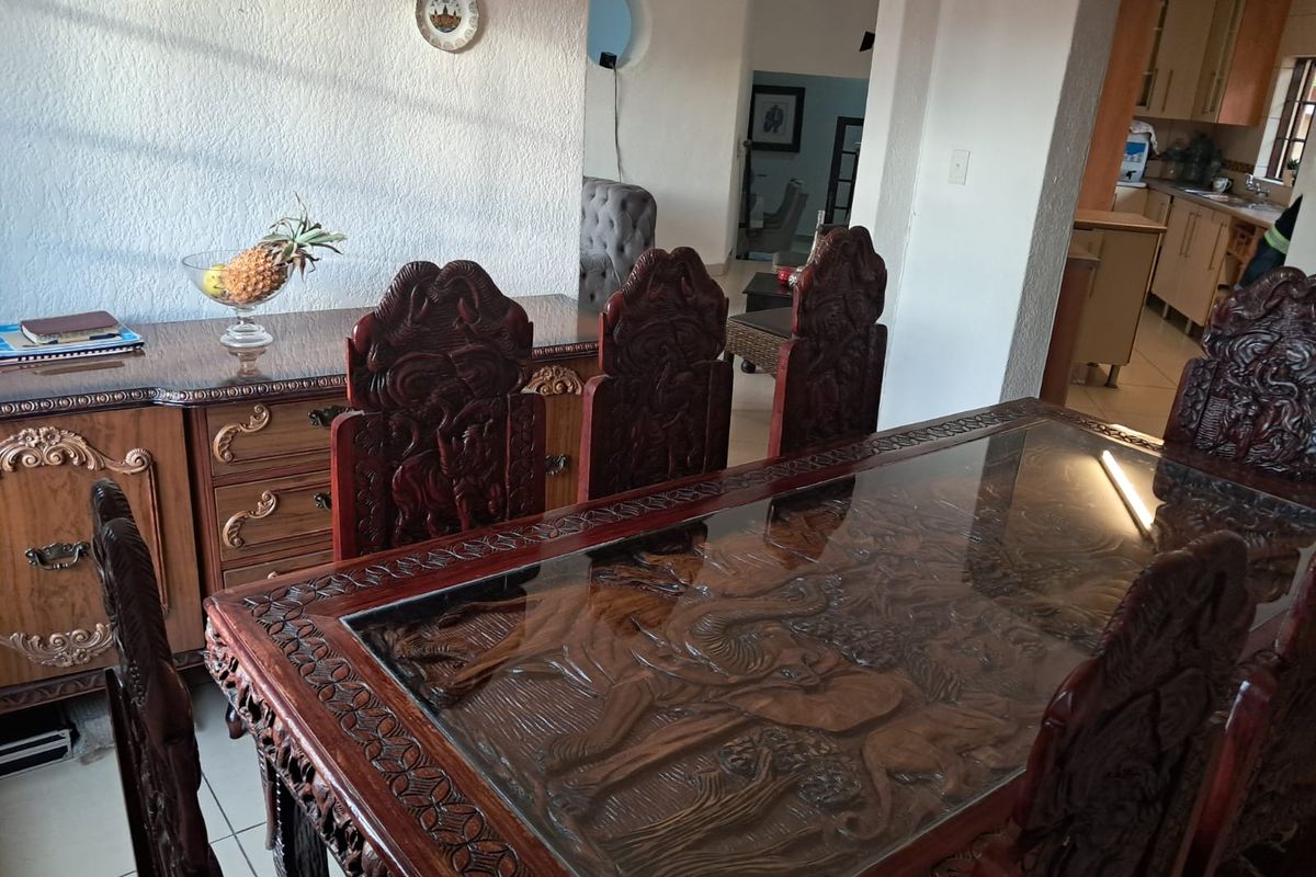 Exceptional 6-Bedroom Home with Mountain Views – Ideal for Guesthouse or Extended Family Living - Photo 5