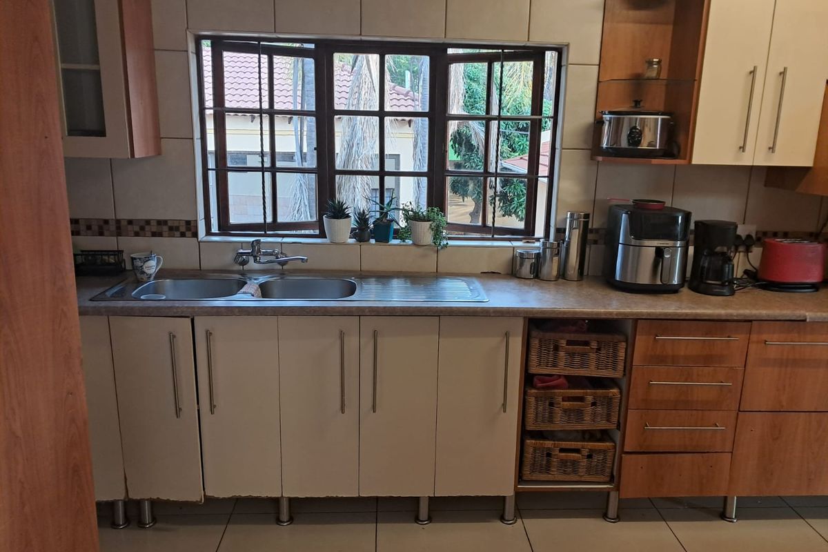 Exceptional 6-Bedroom Home with Mountain Views – Ideal for Guesthouse or Extended Family Living - Photo 3