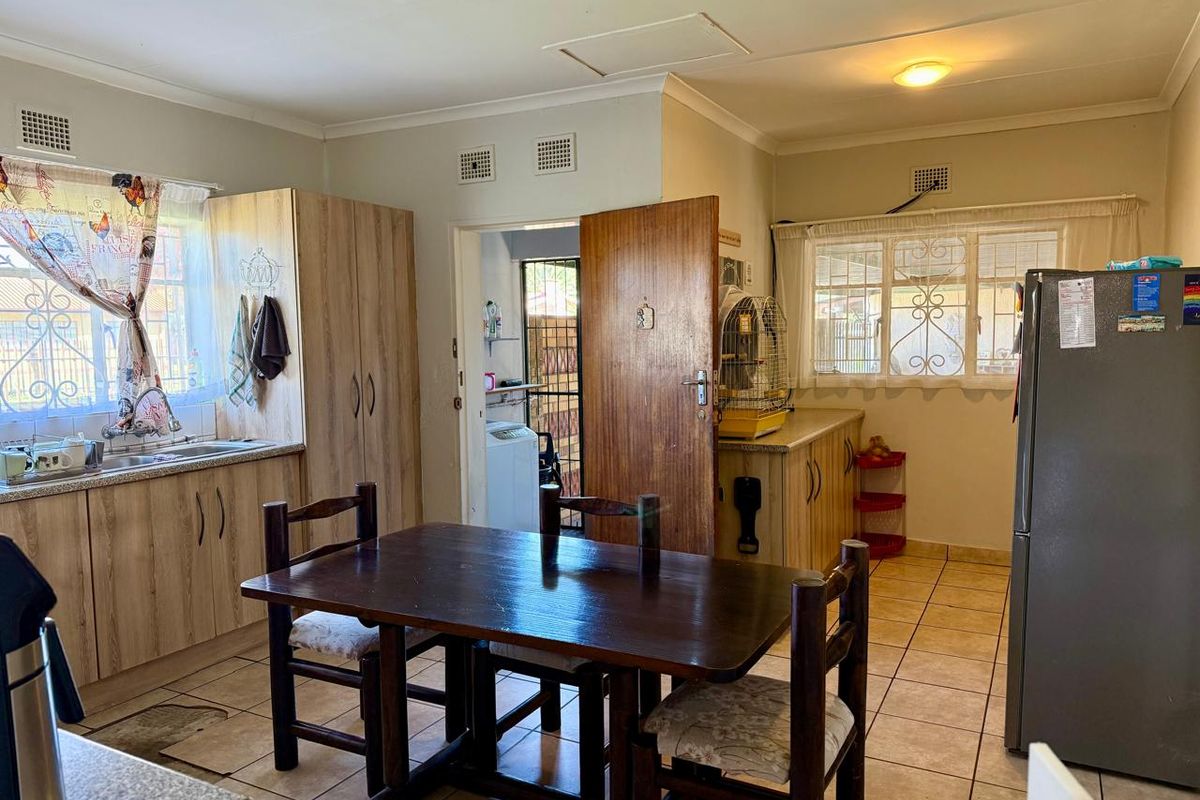 Dual Living Opportunity – 3 Bedroom Home with 2 Bedroom Flat! - Photo 3