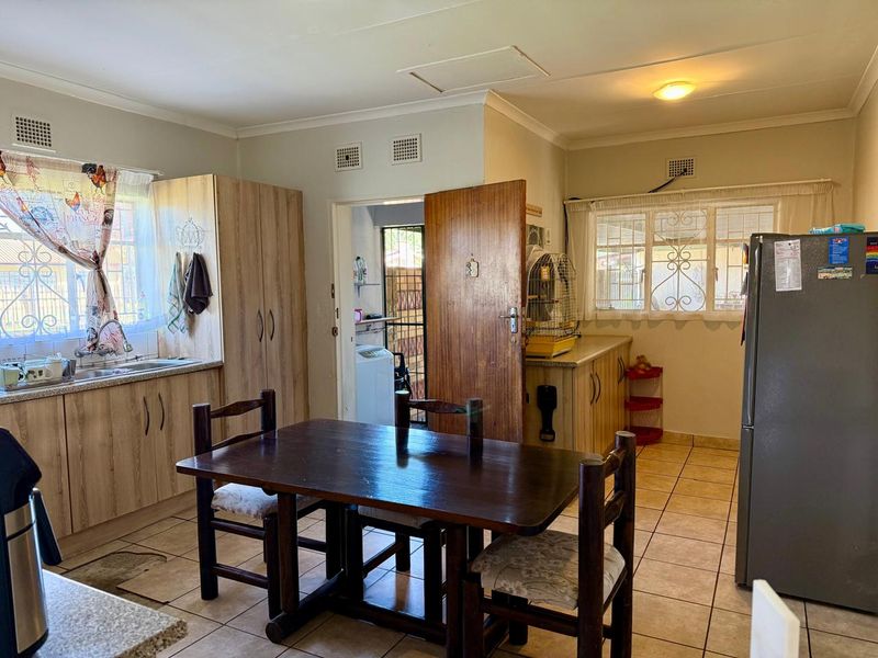 Dual Living Opportunity – 3 Bedroom Home with 2 Bedroom Flat! - Photo 3
