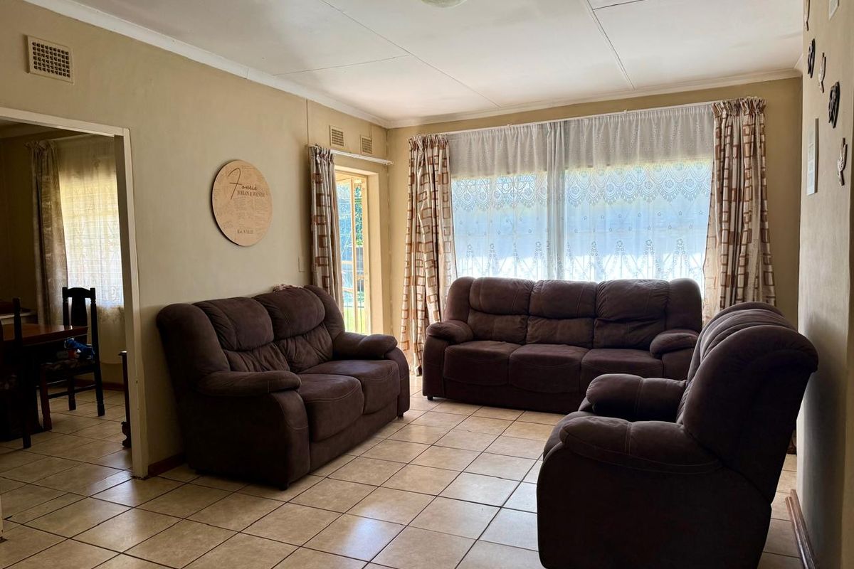 Dual Living Opportunity – 3 Bedroom Home with 2 Bedroom Flat! - Photo 2