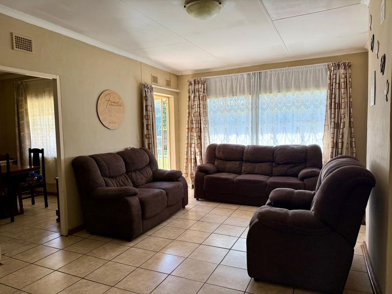Dual Living Opportunity – 3 Bedroom Home with 2 Bedroom Flat! - Photo 2