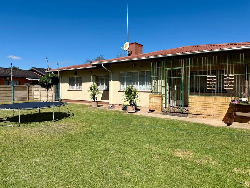 Dual Living Opportunity – 3 Bedroom Home with 2 Bedroom Flat! - Photo 1
