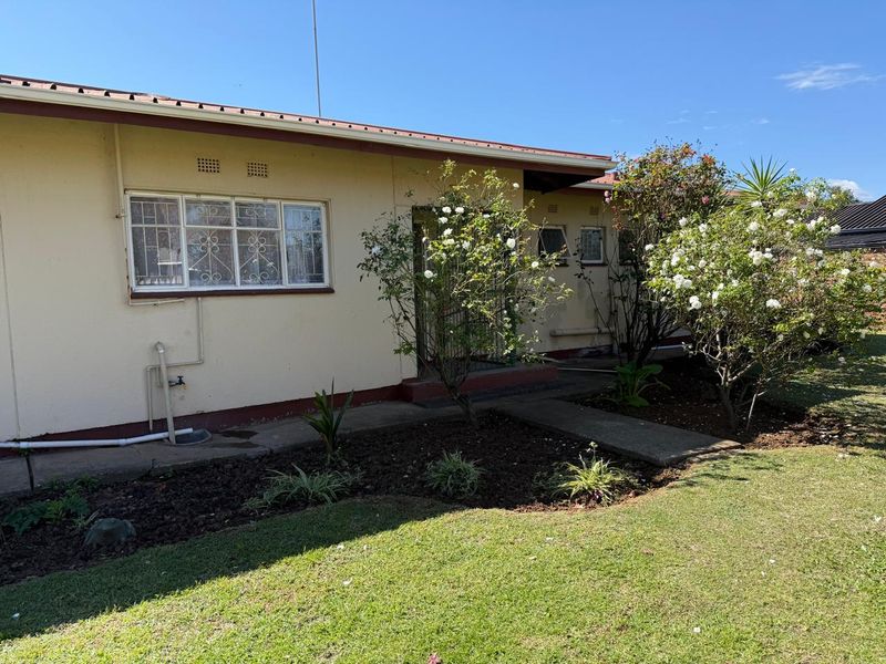 Dual Living Opportunity – 3 Bedroom Home with 2 Bedroom Flat! - Photo 10