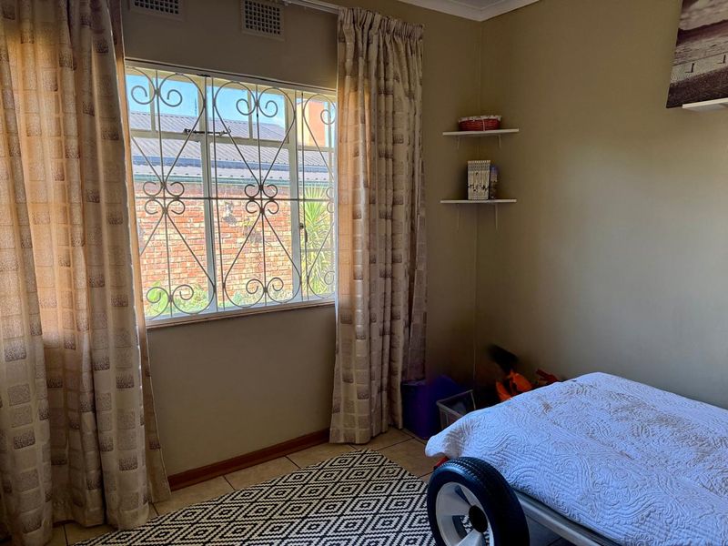 Dual Living Opportunity – 3 Bedroom Home with 2 Bedroom Flat! - Photo 7