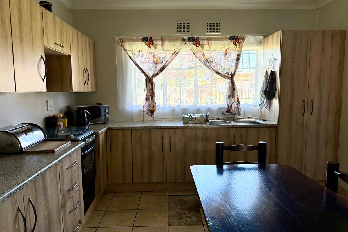 Dual Living Opportunity – 3 Bedroom Home with 2 Bedroom Flat! - Photo 5
