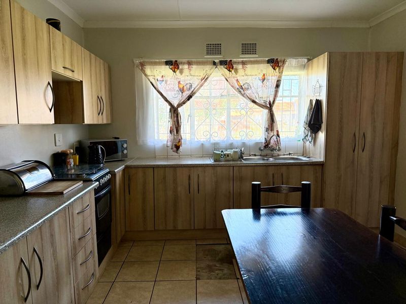 Dual Living Opportunity – 3 Bedroom Home with 2 Bedroom Flat! - Photo 5