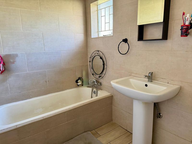Dual Living Opportunity – 3 Bedroom Home with 2 Bedroom Flat! - Photo 9