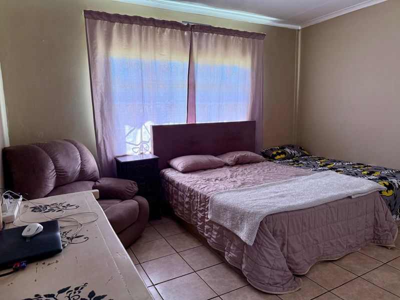 Dual Living Opportunity – 3 Bedroom Home with 2 Bedroom Flat! - Photo 8