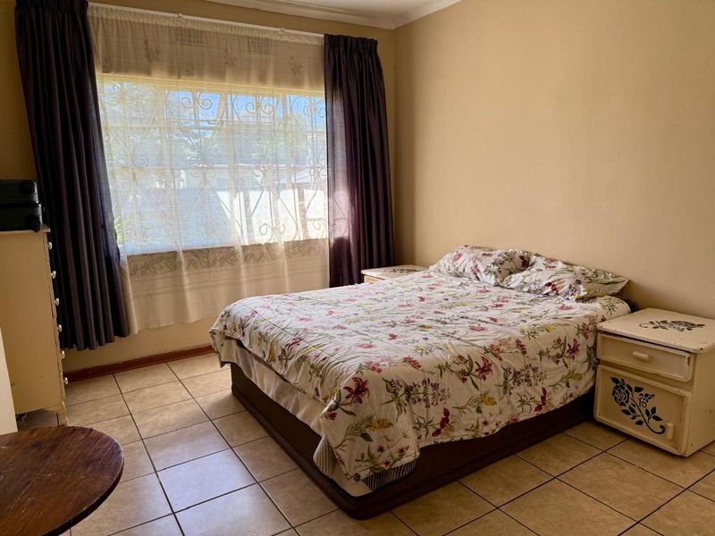 Dual Living Opportunity – 3 Bedroom Home with 2 Bedroom Flat! - Photo 6