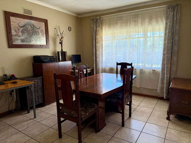 Dual Living Opportunity – 3 Bedroom Home with 2 Bedroom Flat! - Photo 4