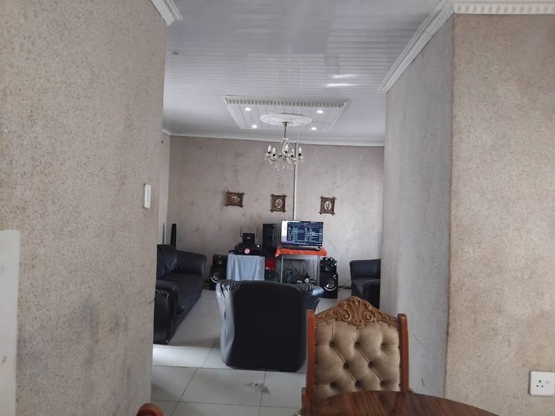 Family house for sale at Osizweni - Photo 9