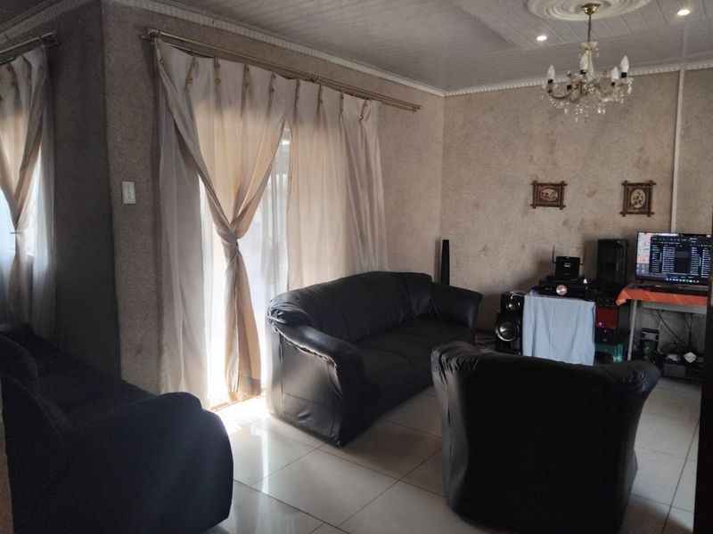 Family house for sale at Osizweni - Photo 6