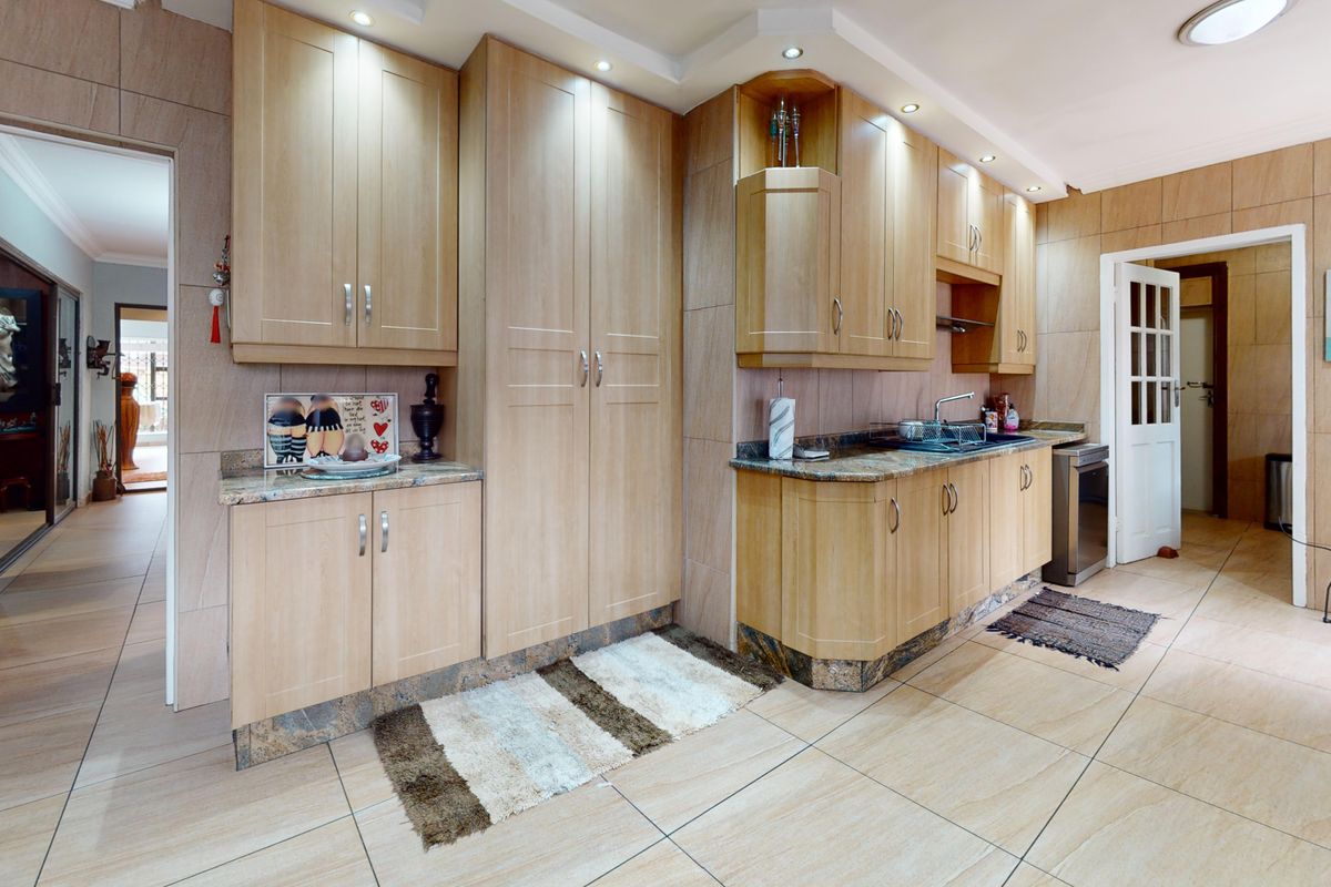 Exquisite 5-Bedroom Family Home with Designer Finishes & Entertainment in Prime Sunward Park - Photo 5