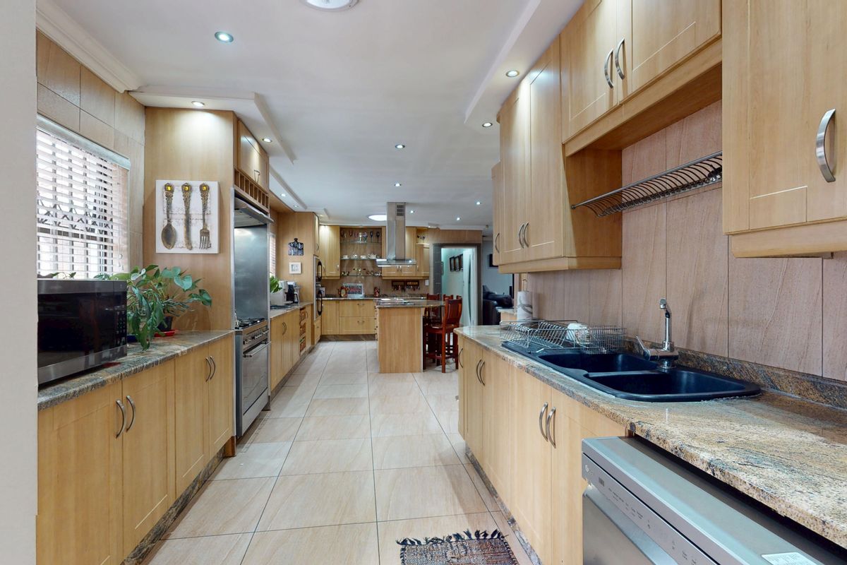 Exquisite 5-Bedroom Family Home with Designer Finishes & Entertainment in Prime Sunward Park - Photo 4