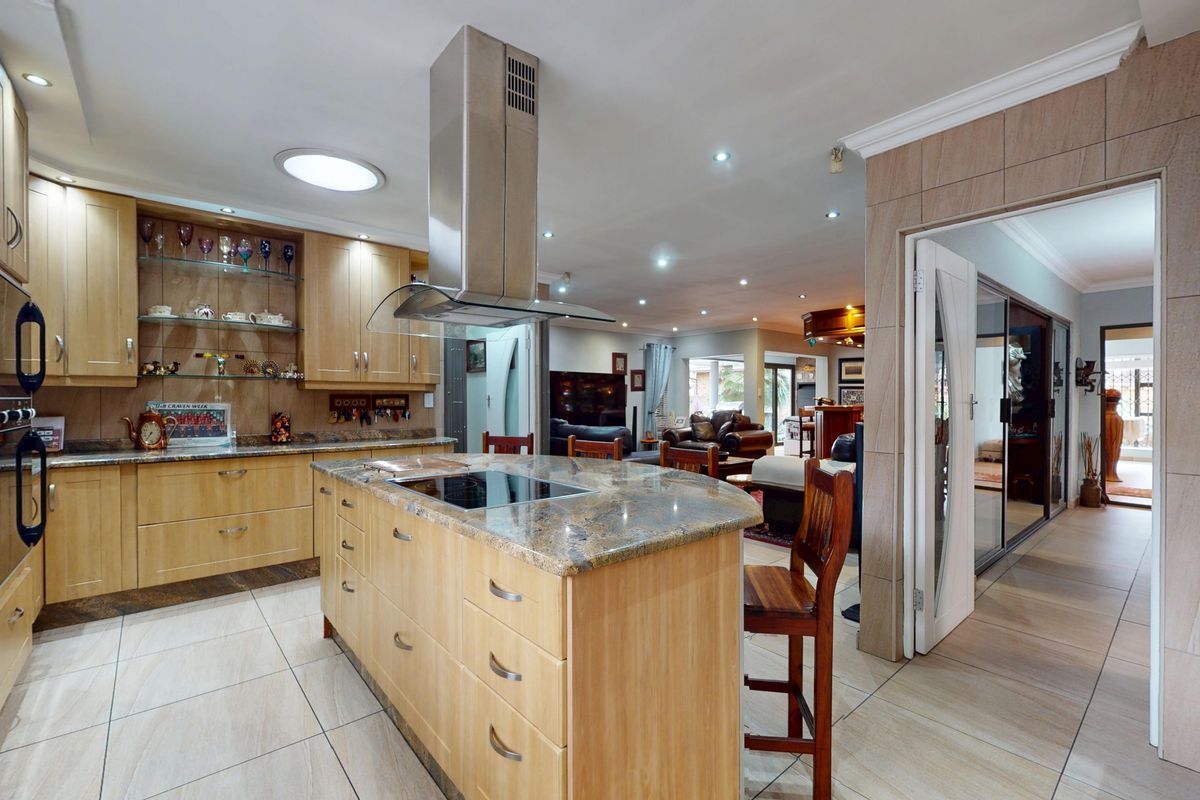 Exquisite 5-Bedroom Family Home with Designer Finishes & Entertainment in Prime Sunward Park - Photo 3