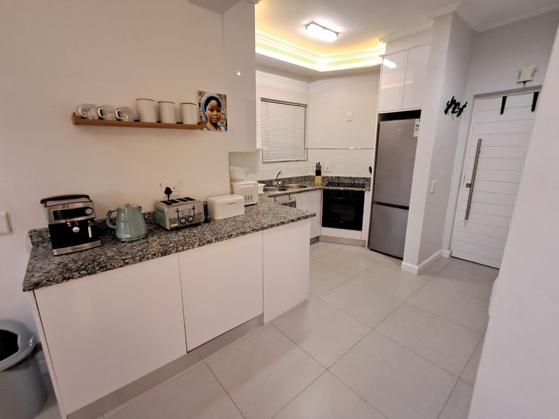 A Stylish Studio - Photo 10