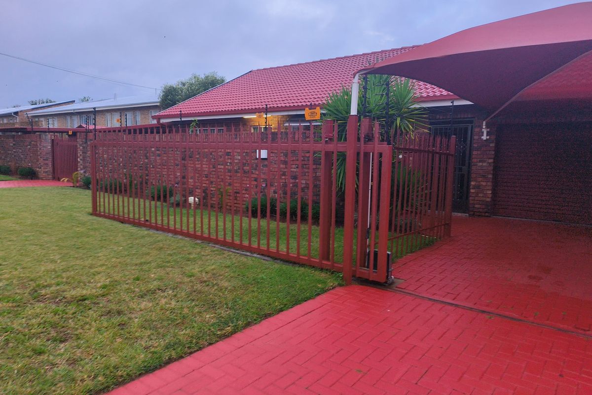 3 Bedroom Home For Sale In A Secure Estate Living Jo-De Park La-Hoff - Photo 2