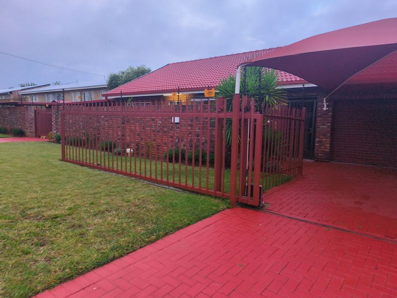 3 Bedroom Home For Sale In A Secure Estate Living Jo-De Park La-Hoff - Photo 2
