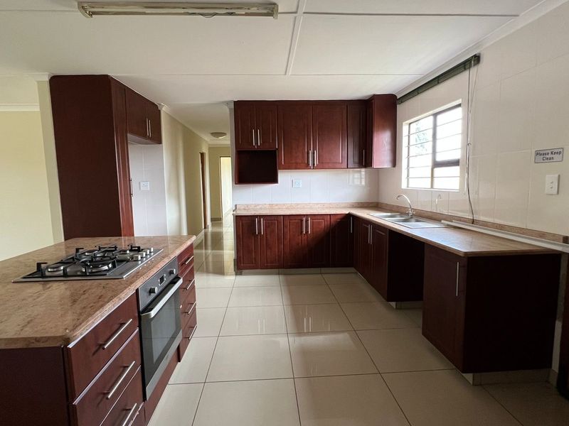 3 bedroom house - Photo 2