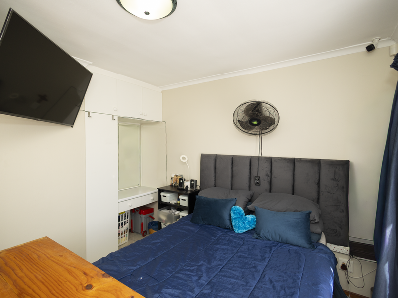Charming 2-Bedroom Low-Maintenance Home with Double Garage and Spacious Living Areas - Photo 10
