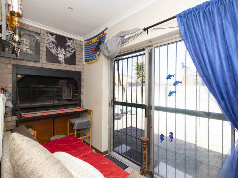Charming 2-Bedroom Low-Maintenance Home with Double Garage and Spacious Living Areas - Photo 9