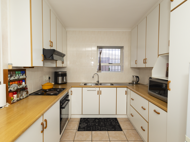 Charming 2-Bedroom Low-Maintenance Home with Double Garage and Spacious Living Areas - Photo 5