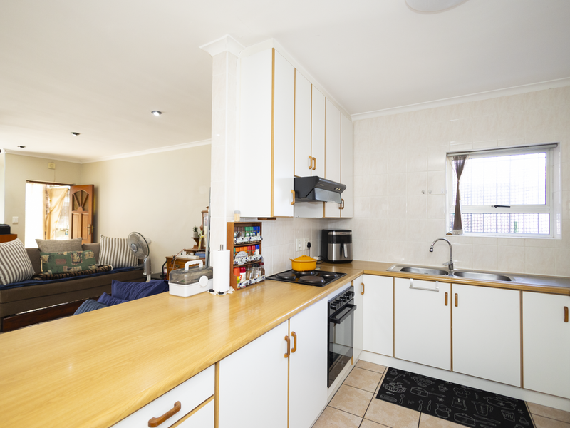 Charming 2-Bedroom Low-Maintenance Home with Double Garage and Spacious Living Areas - Photo 7