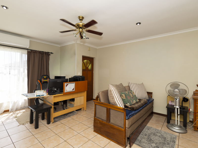 Charming 2-Bedroom Low-Maintenance Home with Double Garage and Spacious Living Areas - Photo 2