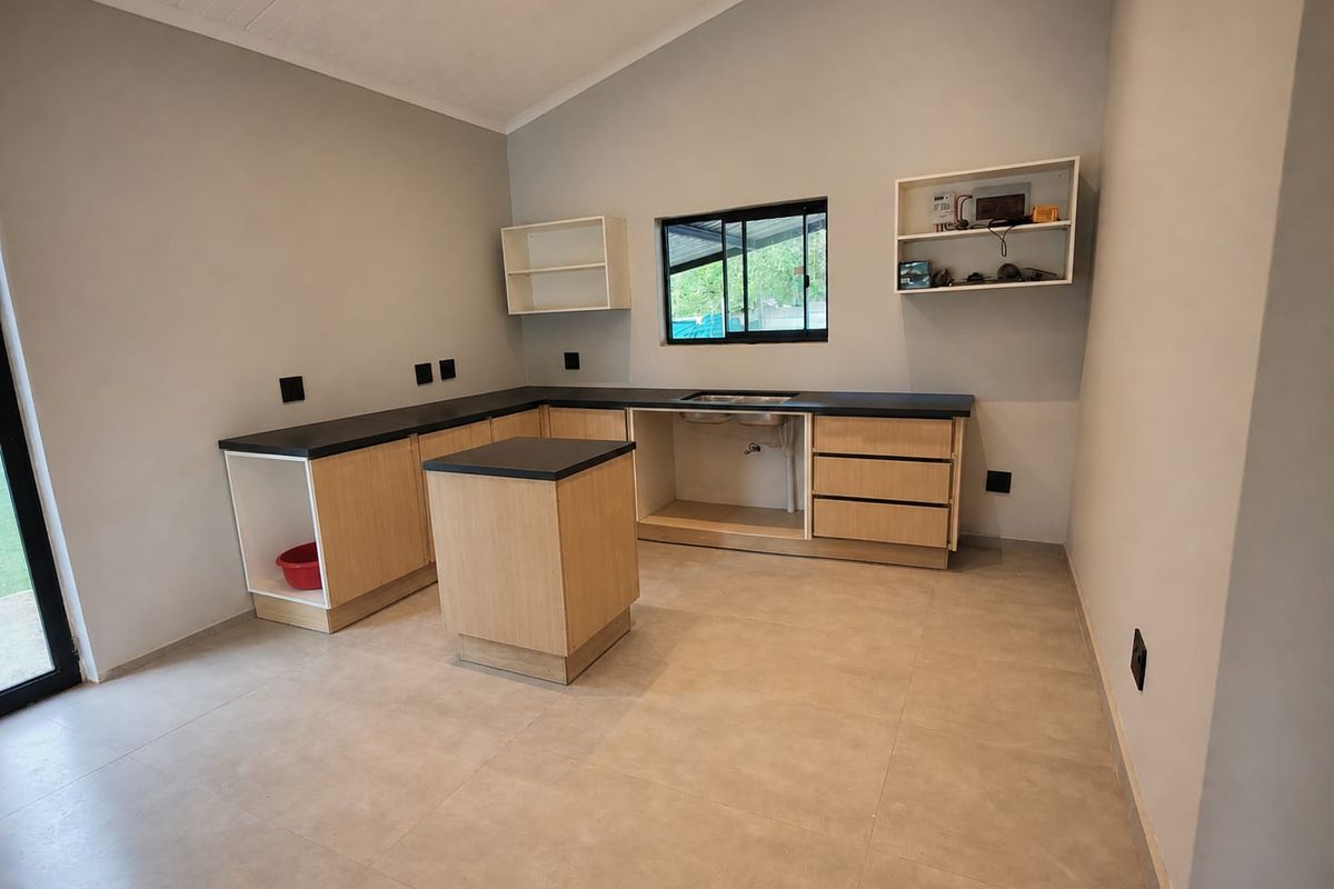 Ideal Family Living in a Safe, Quiet Hilton Setting - Photo 3