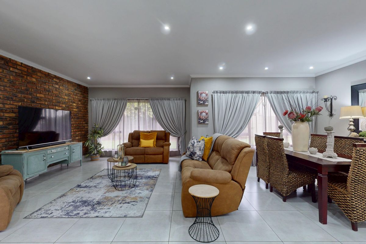 Elegant Family Living in a Secure Boomed Enclave – Sunward Park - Photo 2