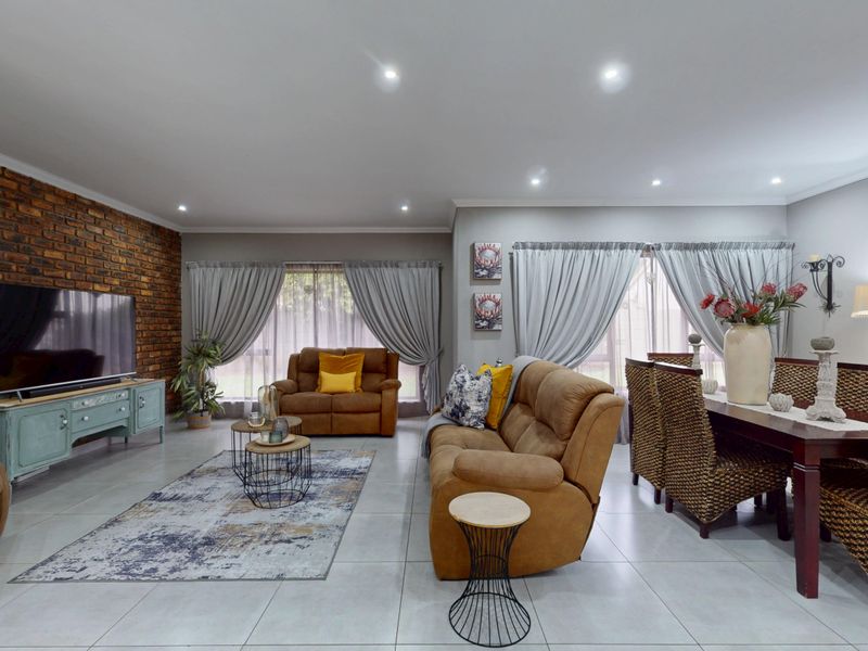 Elegant Family Living in a Secure Boomed Enclave – Sunward Park - Photo 2
