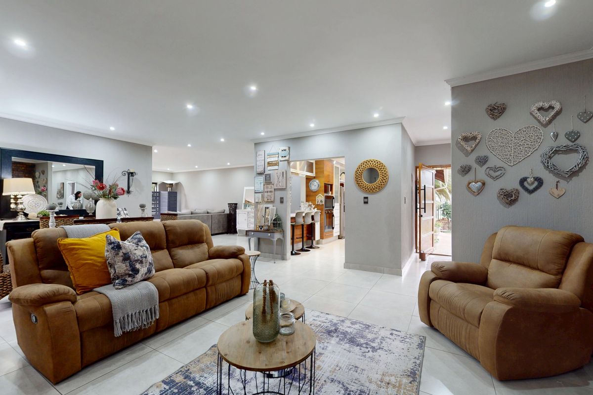 Elegant Family Living in a Secure Boomed Enclave – Sunward Park - Photo 4