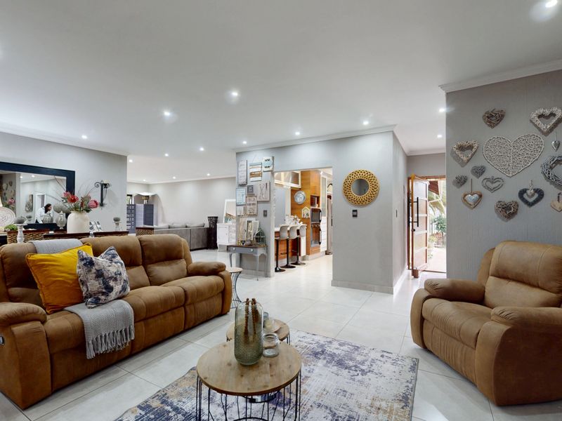 Elegant Family Living in a Secure Boomed Enclave – Sunward Park - Photo 4