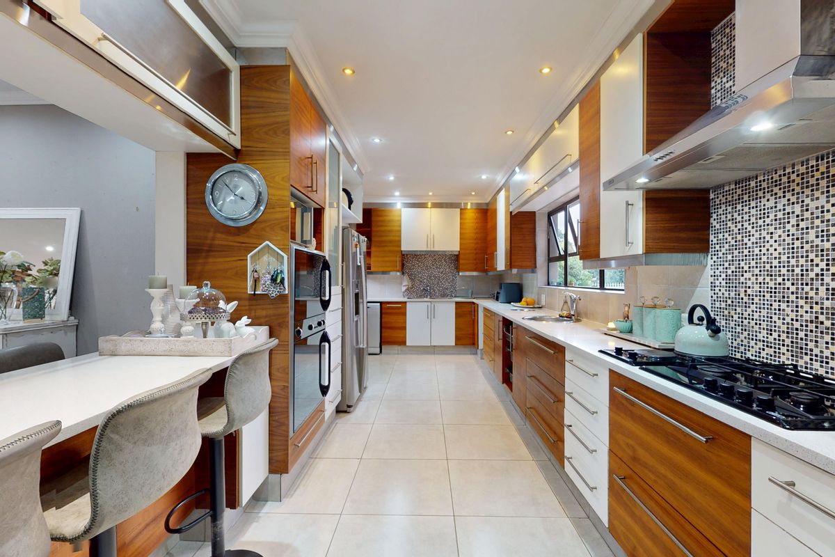 Elegant Family Living in a Secure Boomed Enclave – Sunward Park - Photo 5