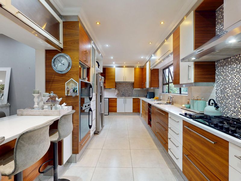 Elegant Family Living in a Secure Boomed Enclave – Sunward Park - Photo 5