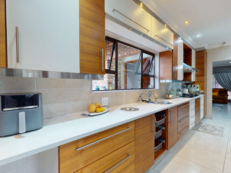 Elegant Family Living in a Secure Boomed Enclave – Sunward Park - Photo 9