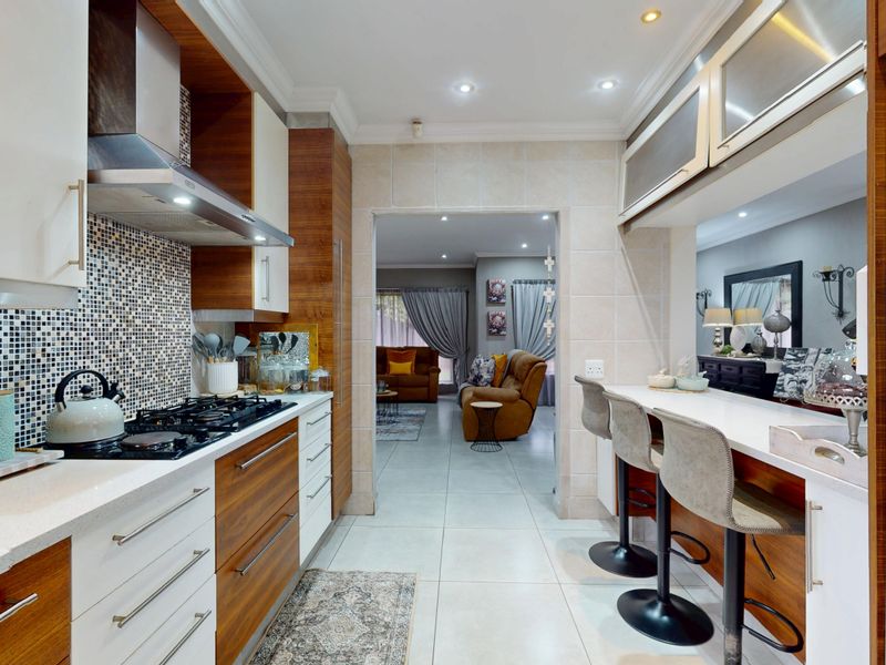 Elegant Family Living in a Secure Boomed Enclave – Sunward Park - Photo 8