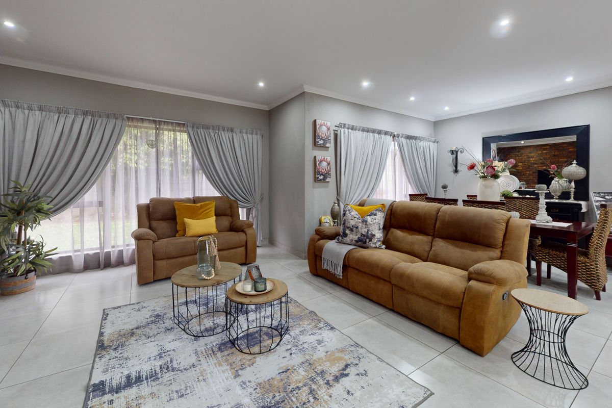 Elegant Family Living in a Secure Boomed Enclave – Sunward Park - Photo 3
