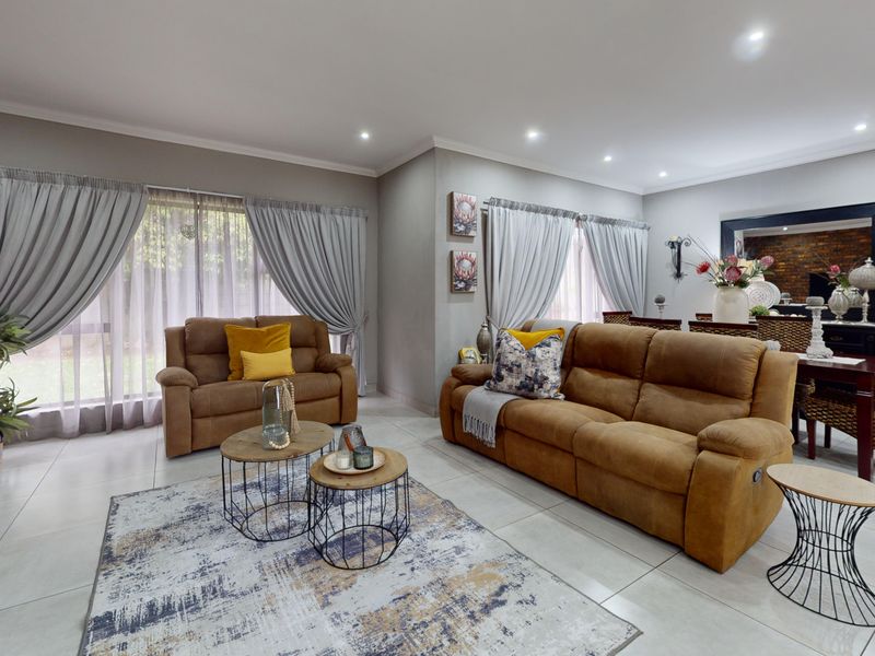 Elegant Family Living in a Secure Boomed Enclave – Sunward Park - Photo 3